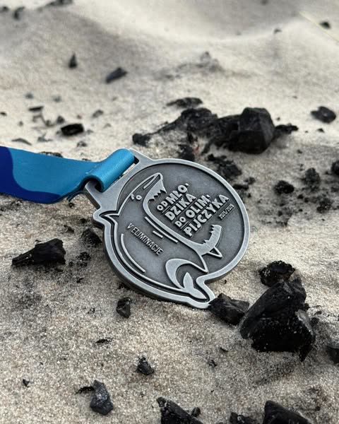 Post SpinFactory na Instagramie — medal na piasku